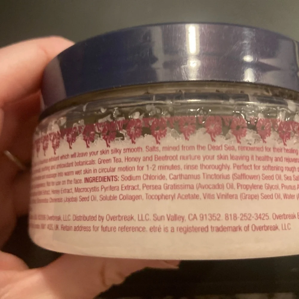 Etre’ Lait Et Miel Dead Sea mineral scrub milk & honey. 10 fl oz